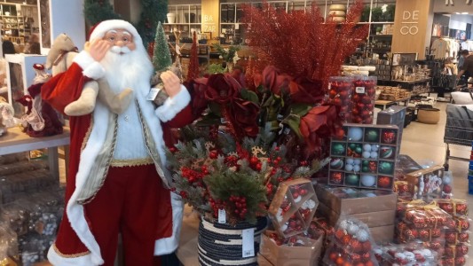 La Navidad llegó a las góndolas: los comercios ya lucen sus vidrieras festivas