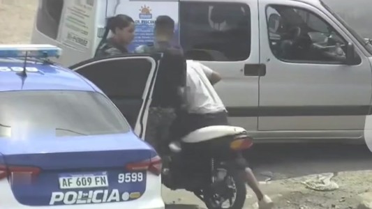 Motociclista detenido tras atropellar a dos policías durante un control en B° Guiñazú