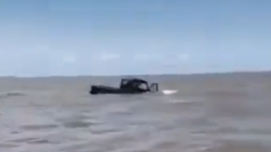 Intentaron cruzar el Río de La Plata en camioneta: los tapó el agua y nadaron para salvarse