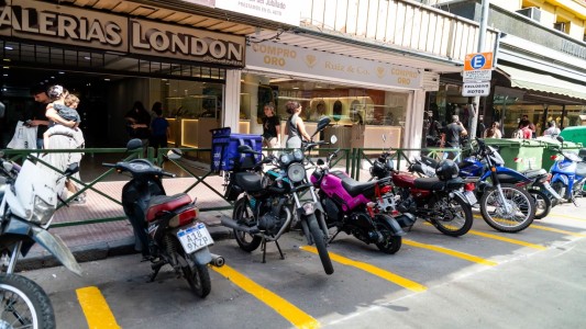 Colón y General Paz: habilitan un espacio exclusivo para motos en el centro