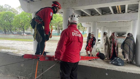 Rescate de personas bajo el Puente Olmos por parte de la Dirección de Bomberos