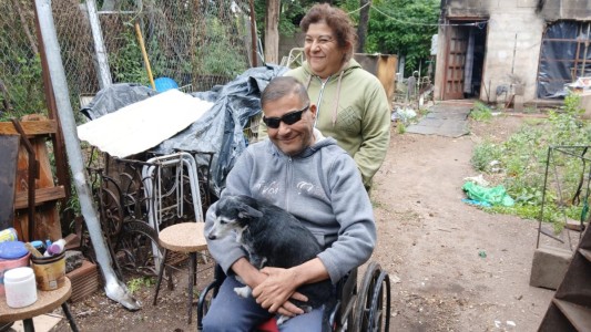 Solidaridad en acción: una pareja perdió su casa y vecinos ayudan a reconstruirla