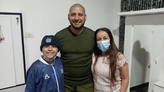 Elías terminó su última quimio y fue recibido como un campeón en su barrio