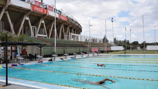 Consternación en el Kempes: murió un nadador en una competencia