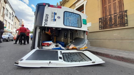 Una ambulancia volcó tras chocar con un auto estacionado