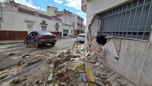 Accidente de tránsito en Barrio Alberdi, un joven impactó contra una vivienda