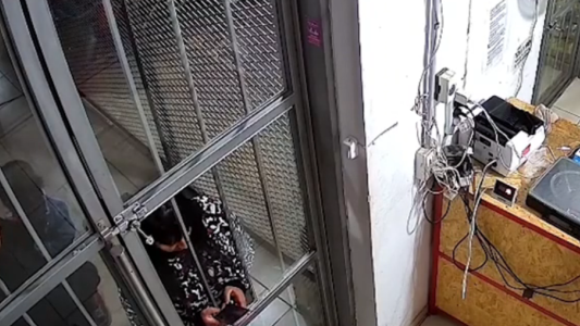 Violento robo a una mujer con su bebé en brazos en un kiosco