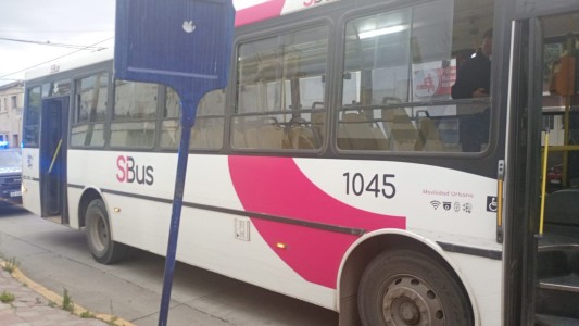 Un pasajero dañó la boletera de un colectivo y terminó detenido en barrio Colón