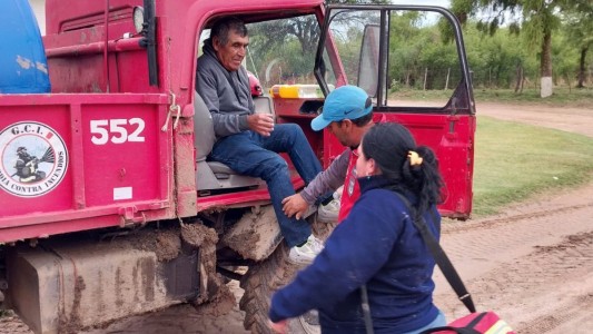 Río Seco: rescataron a un hombre aislado por el agua y auxiliaron a tres personas atrapadas en una camioneta