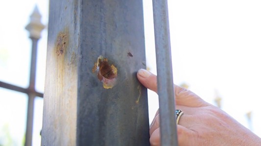 Una mujer denunció a su vecino por violación y ahora le atacan a tiros su casa