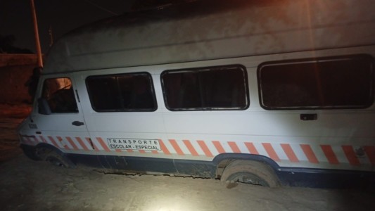 Hundimiento en la calzada en Córdoba capital deja a un policía lesionado y afecta a dos transportes escolares