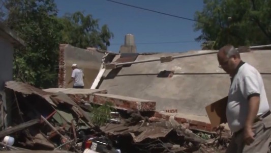 Colapsó una cisterna en La Calera y causó graves destrozos en una vivienda