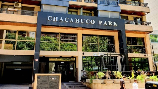 Cayó un ascensor desde el piso 12 y una joven sobrevivió de milagro