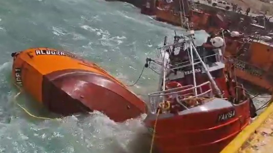 Alerta roja en la Patagonia: el viento hundió tres barcos en Caleta Olivia