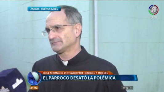 Sacerdote impone vestimenta para entrar a la Iglesia