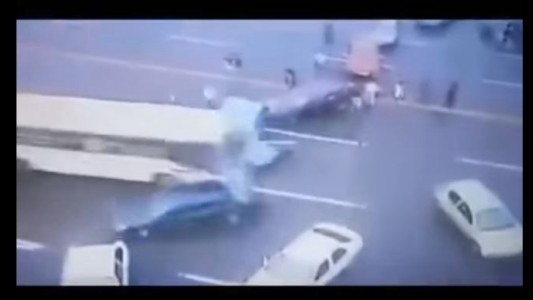 Colectivo arrasó con un piquete a favor de Dilma Rousseff