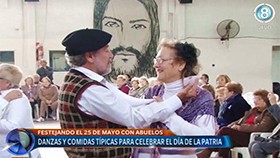 Abuelos recibieron al 25 de Mayo con Danzas y comidas típicas