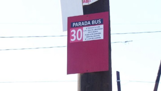 Esperaba el colectivo y lo balearon para robarle el celular