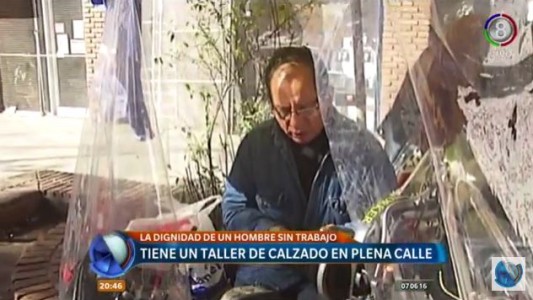 La historia del zapatero que compone calzado al paso