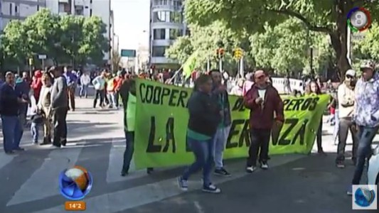 Protesta de carreros frente al Centro Cívico: Exigen a la provincia una ayuda salarial