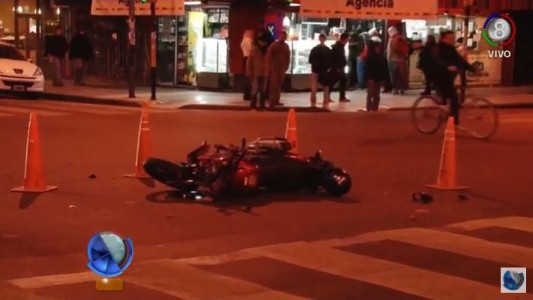 Motociclista chocó contra un coche en 27 de Abril esquina Vélez Sarsfield