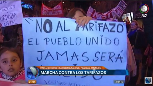 Vecinos marcharon contra el tarifazo