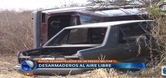 Desarmadero de autos en pleno predio militar