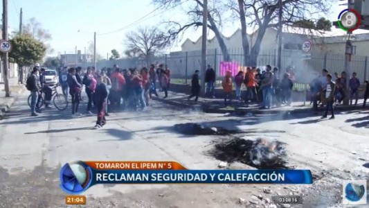 Alumnos tomaron el colegio por falta de calefacción