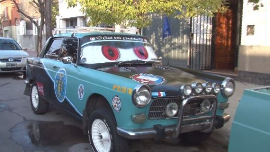 Caravana solidaria de autos antiguos para el día del niño
