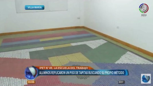 Alumnos reciclan tapitas y crearon un piso sustentable para el aula
