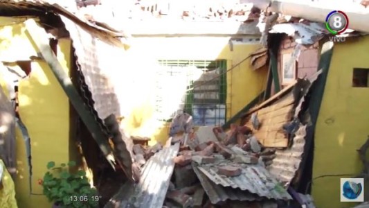 Una medianera se desplomó durante la tormenta y destruyó su casa