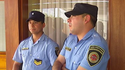 Valientes policías rescataron a una familia en medio de un incendio