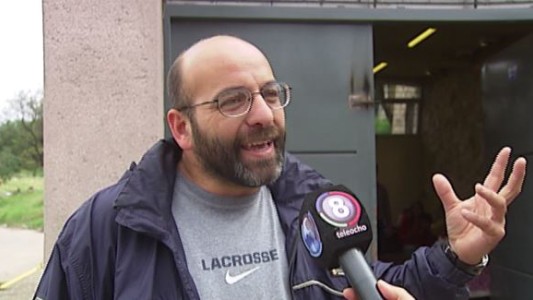 El Padre Oberlin recibe insultos y ataques de vandalismo por su trabajo social