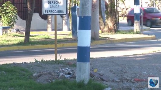 Postes y paredes pintadas a gusto de los hinchas