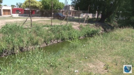 Vecinos de Mirizzi reclaman por la limpieza del canal maestro