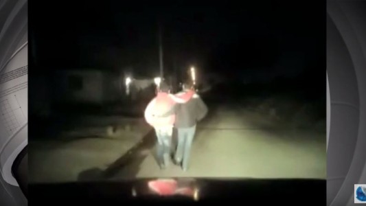 La justicia imputó a uno de los policías que obligó a dos jóvenes a correr delante de un patrullero