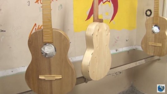 Alumnos reciclan cajas de madera de autopartes para fabricar sus propias guitarras