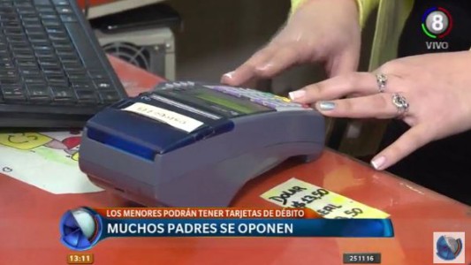 Padres se oponen a que sus hijos menores utilicen tarjeta de débito