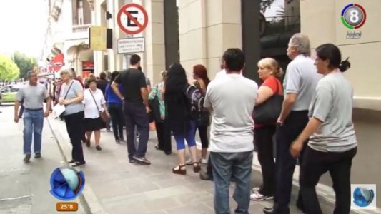 Filas interminables en los cajeros automáticos