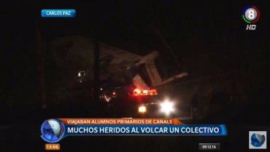 Un colectivo con estudiantes volcó en la ruta 38