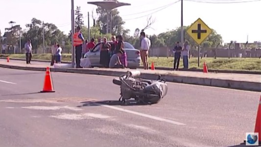 Joven murió al perder el control de su moto y chocar contra un poste de alumbrado