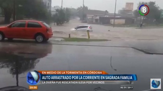 Rescatan a una mujer que a bordo de su auto fue arrastrada por la corriente