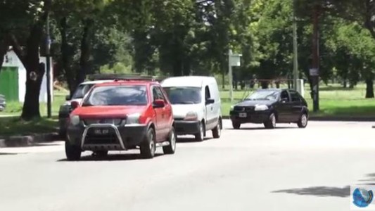 Conductores identificados: Los principiantes y aprendices deberán tener el auto con cartel