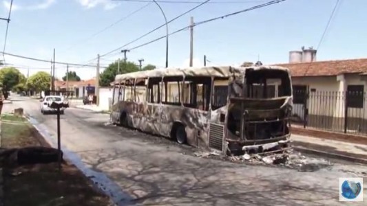 Se incendió un colectivo en barrio Los Robles