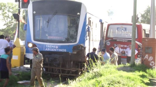 Un maquinista fue brutalmente golpeado tras chocar contra un coche mal estacionado