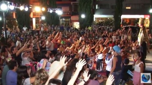 Carlos Paz y su oferta de espectáculos callejeros en plena temporada