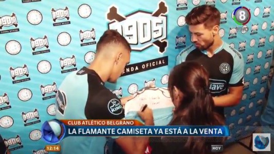 Hinchas y jugadores en la presentación de la nueva casaca celeste