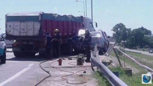 Un auto se estrelló contra un paredón y su conductor murió calcinado