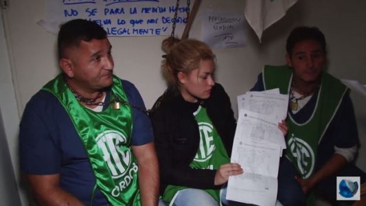 Delegados de ATE se encadenaron en el Misericordia reclamando por descuentos
