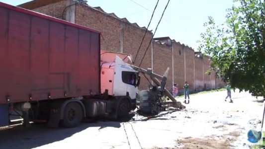 Camión chocó contra un transformador de EPEC y dejó sin luz a varios sectores